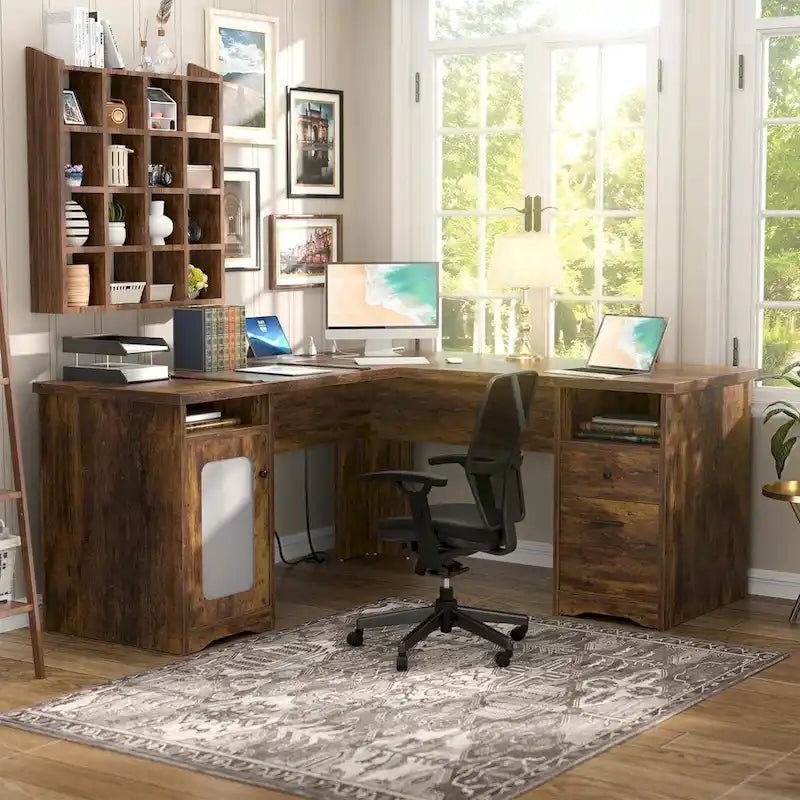 Bureau d'angle moderne de style ferme avec classeur et tiroirs, bureau de direction avec station de charge
